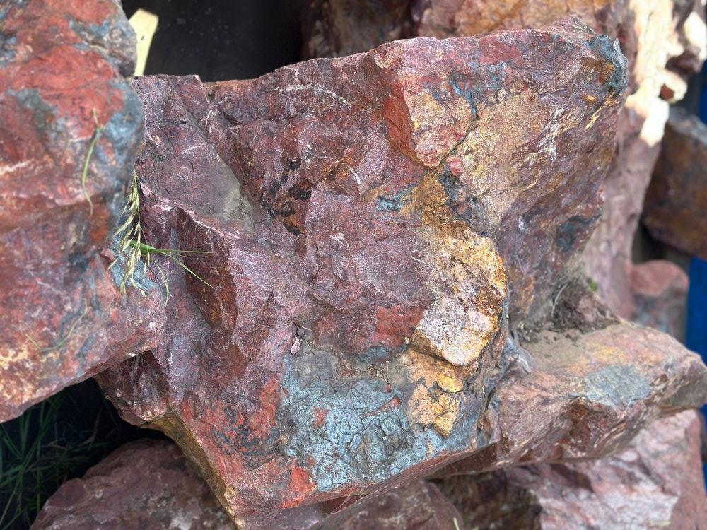 Камни для ландшафтного дизайна красно-фиолетовые 10-60 килограмм купить в Краснодаре