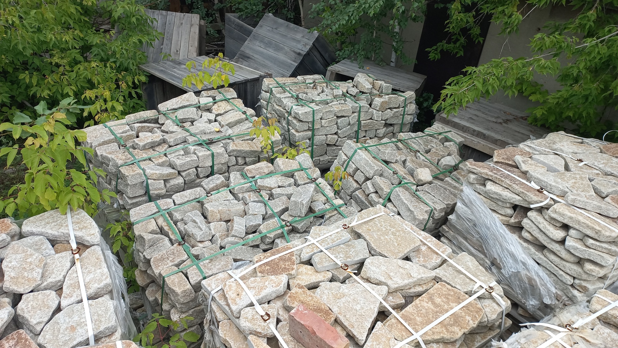 Плитняк галтованный гранитный для ландшафтного дизайна купить в Краснодаре