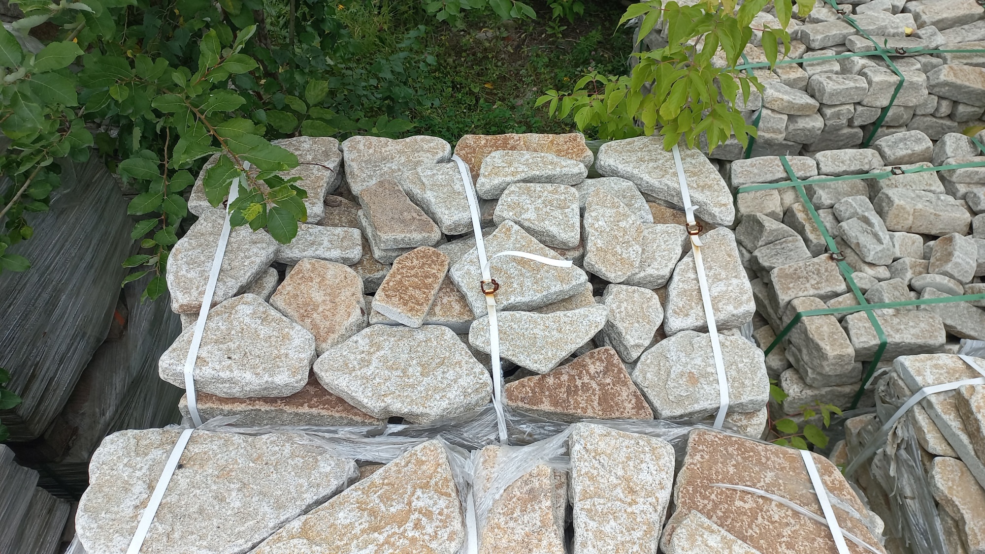 Плитняк галтованный гранитный для ландшафтного дизайна купить в Краснодаре