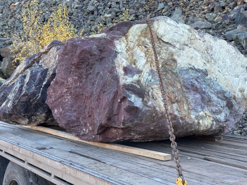 Огромные красно-фиолетовые валуны для ландшафтного дизайна весом более 5 тонн купить в Краснодаре