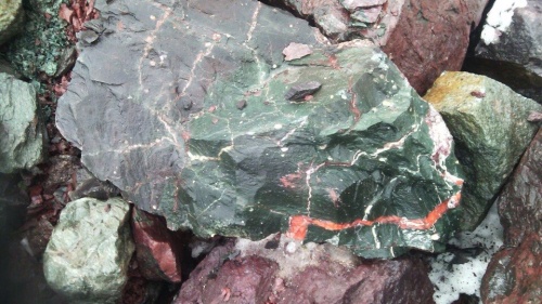 Гигантские зелёные валуны для ландшафтного дизайна весом более 5 тонн купить в Краснодаре