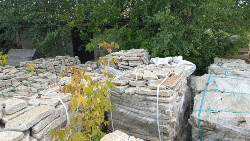 Плитняк галтованный гранитный для ландшафтного дизайна купить в Краснодаре