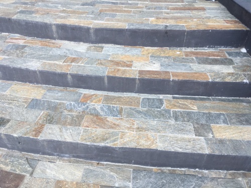 Плитка из Златолита Уральского для лестницы купить в Краснодаре