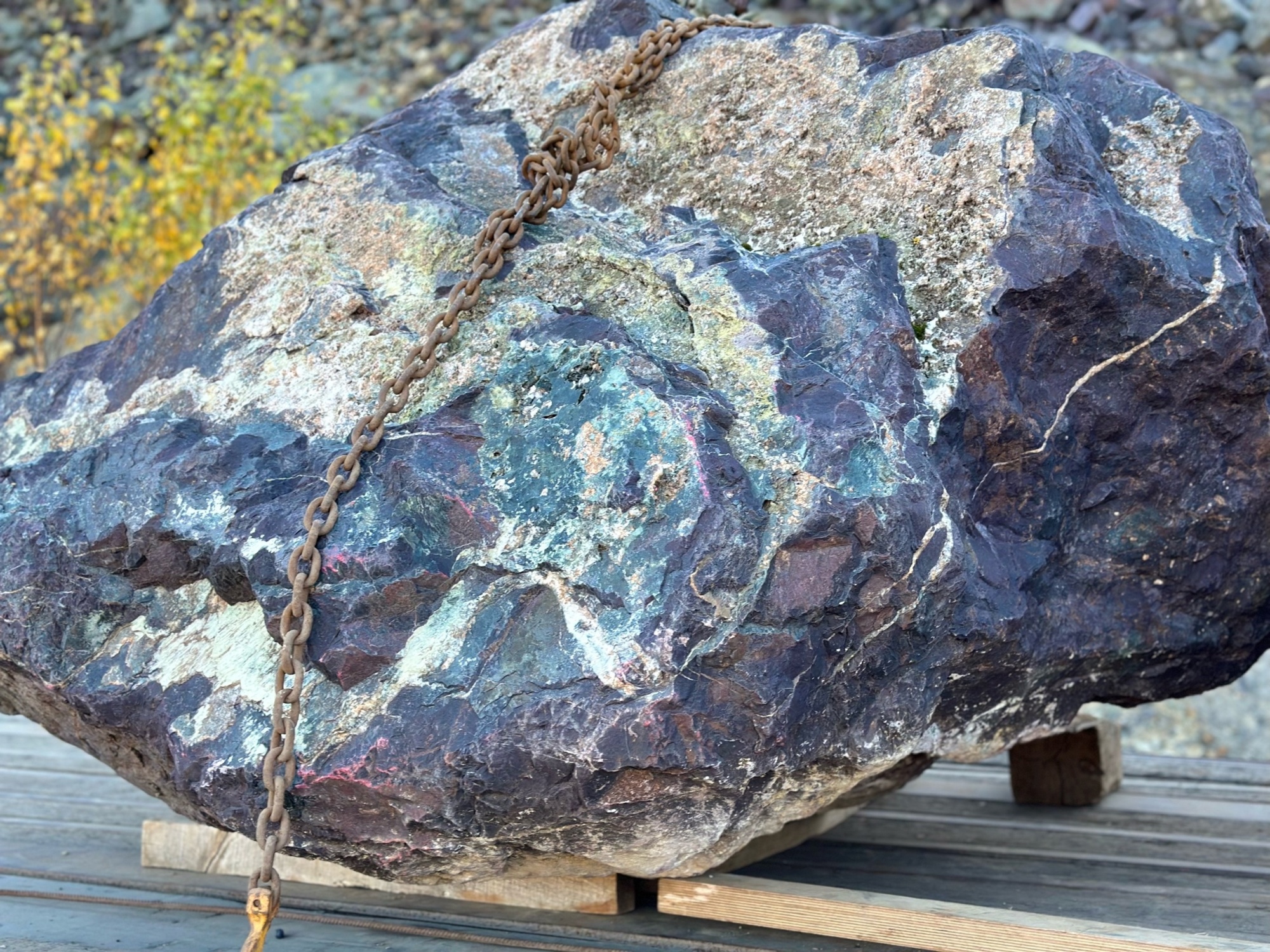 Огромные красно-фиолетовые валуны для ландшафтного дизайна весом более 5 тонн купить в Краснодаре