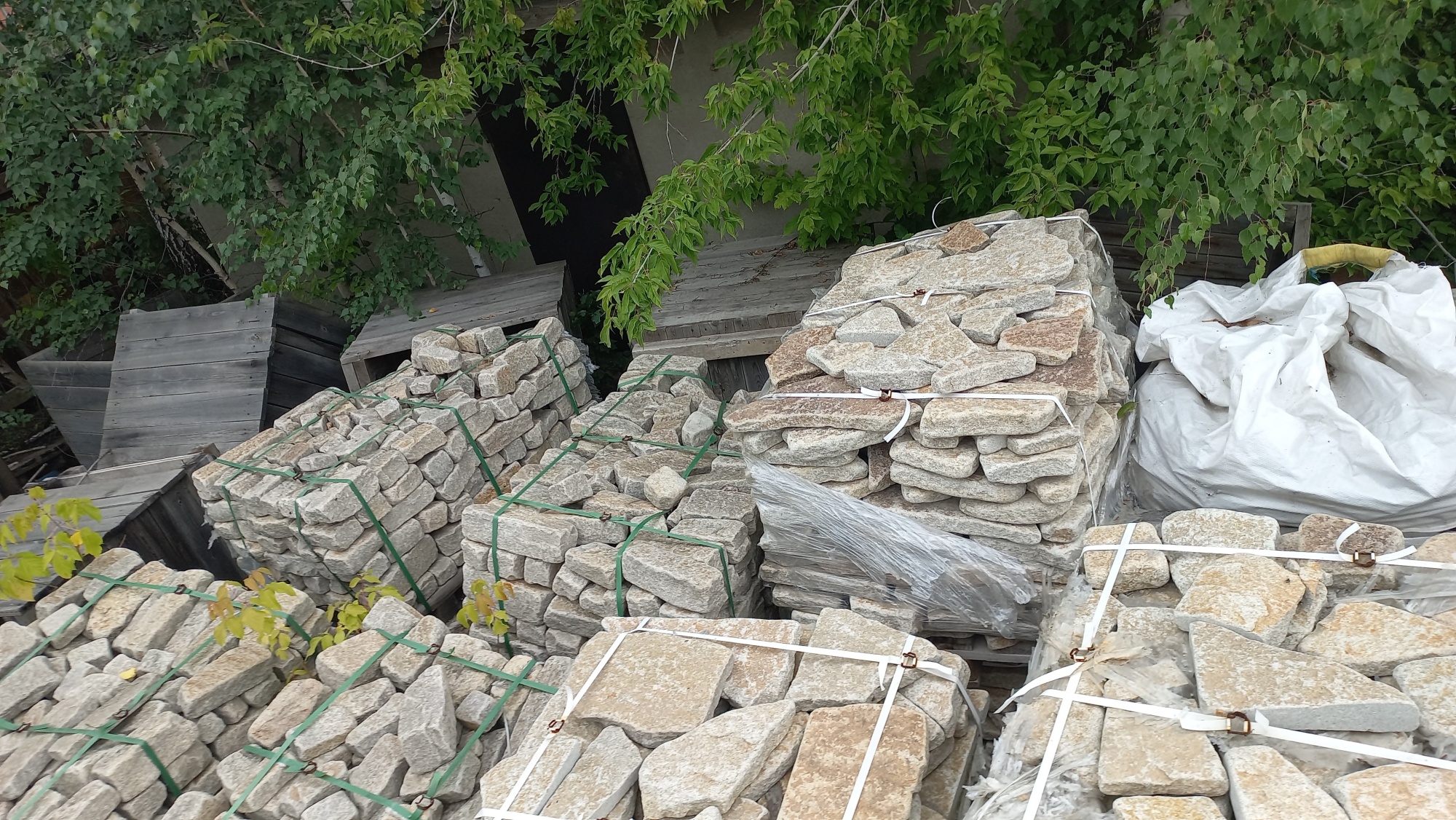 Плитняк гранитный галтованный купить в Краснодаре