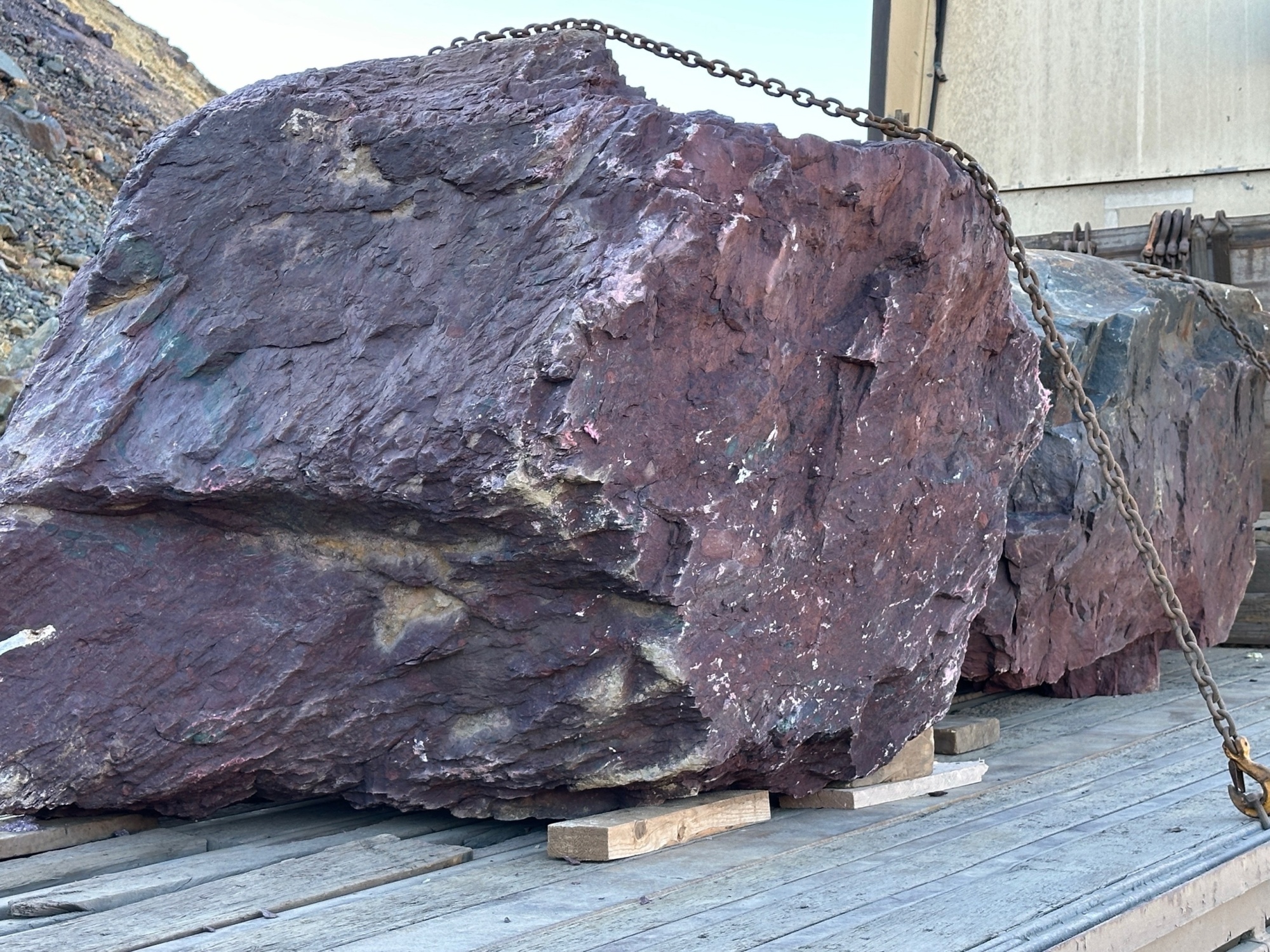 Огромные красно-фиолетовые валуны для ландшафтного дизайна весом более 5 тонн купить в Краснодаре