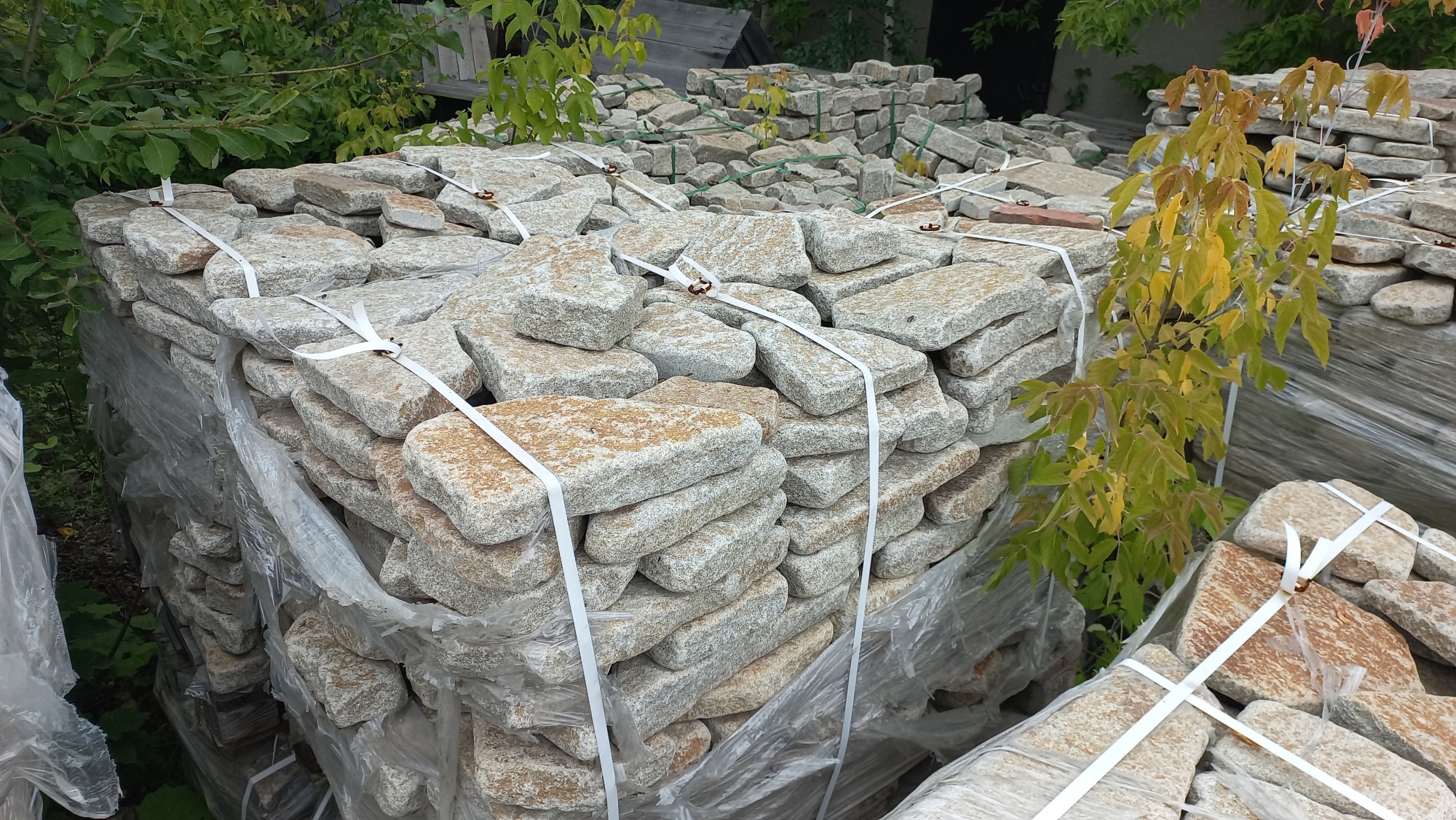 Плитняк галтованный гранитный для ландшафтного дизайна купить в Краснодаре