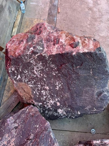 Камни для ландшафтного дизайна красно-фиолетовые 10-60 килограмм купить в Краснодаре