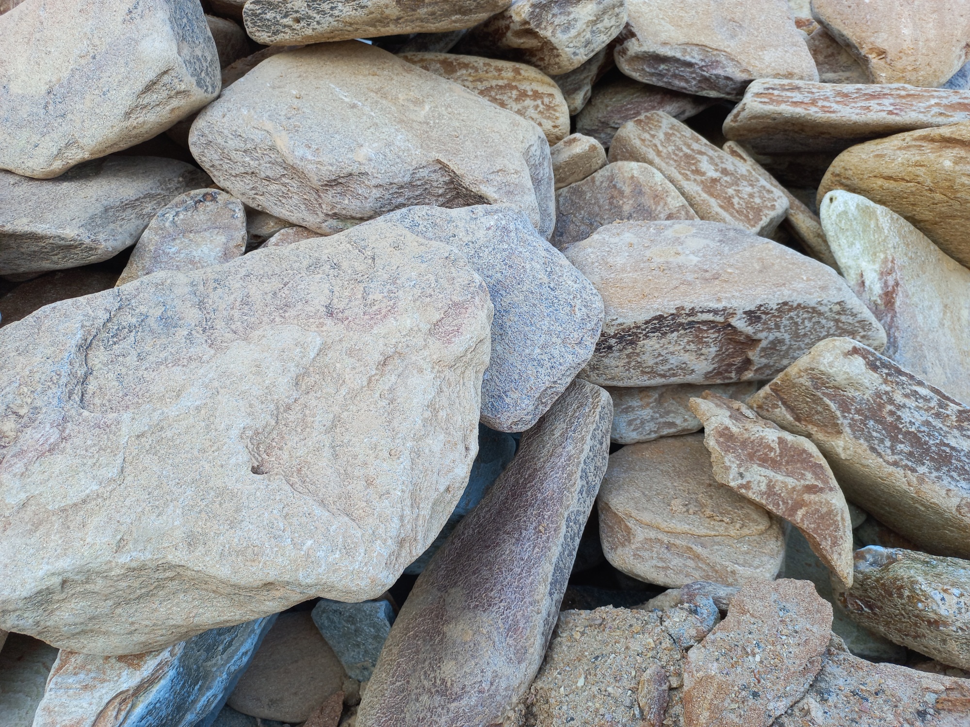 Златолит жёлтый, жёлто-зелёный глыбки и валуны для ланшафтного дизайна купить в Краснодаре