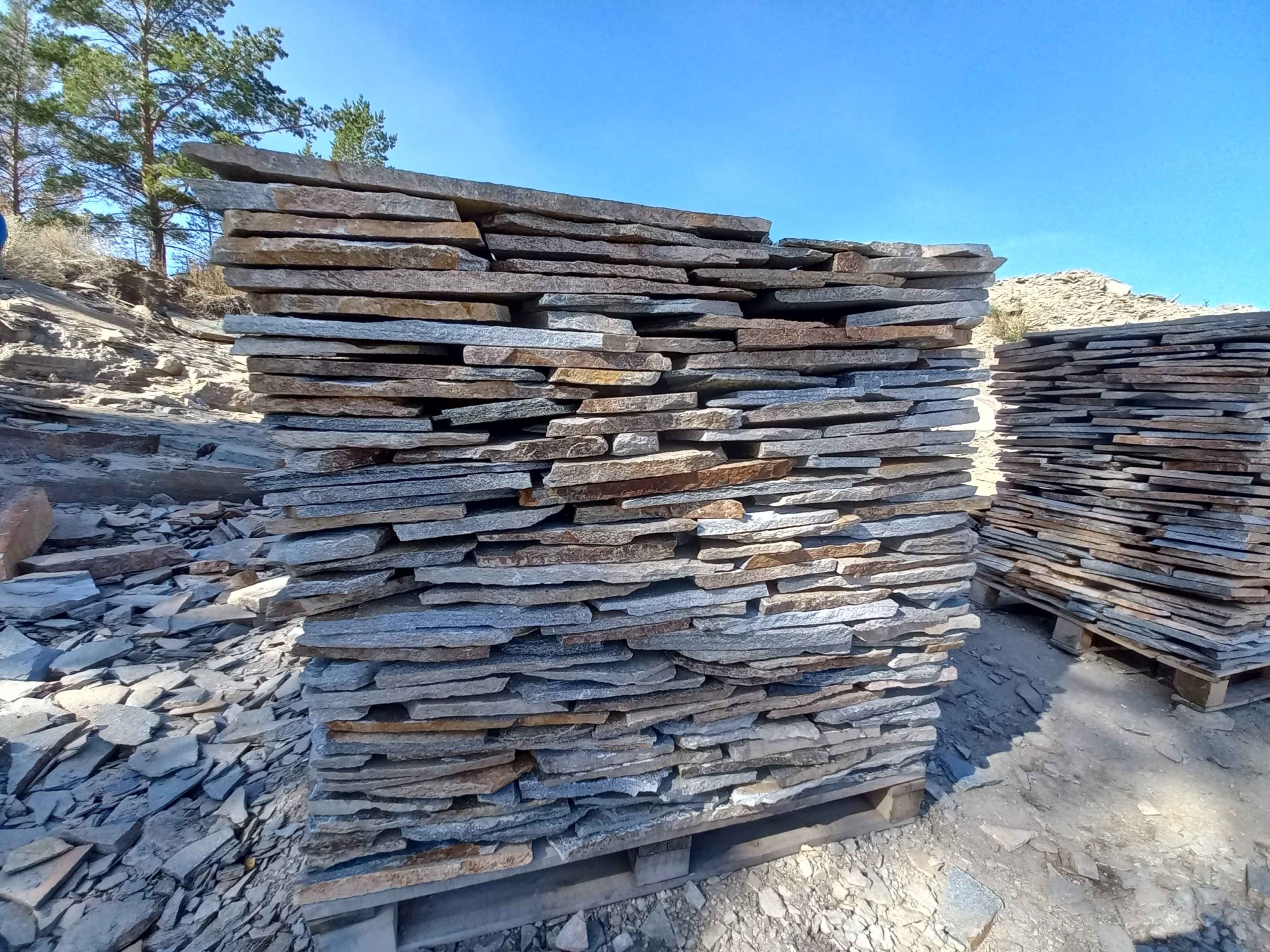 Плитняк златолит серебристый для фасада купить в Краснодаре