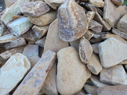 Златолит жёлтый, жёлто-зелёный глыбки и валуны для ланшафтного дизайна купить в Краснодаре