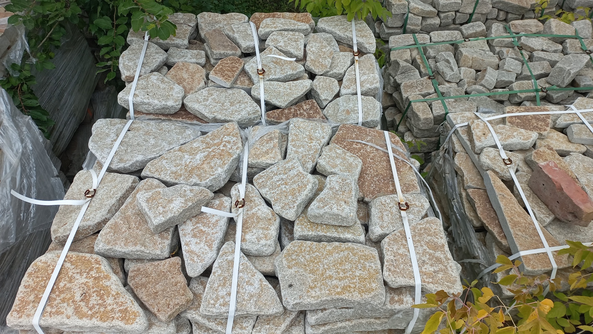 Гранитный плитняк галтованный для мощения купить в Краснодаре