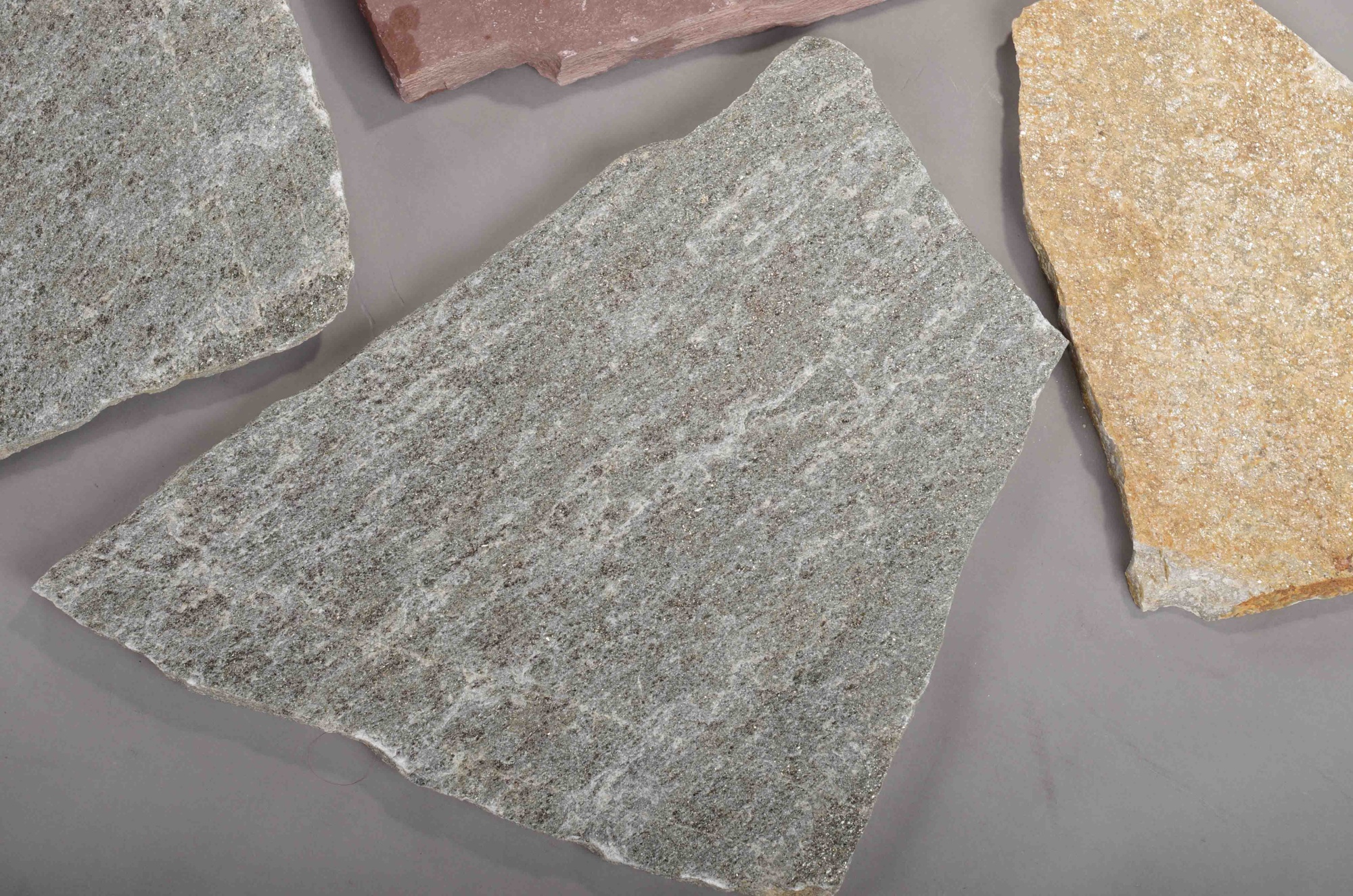 Плитняк златолит Уральский для цоколя, отмостки купить в Краснодаре